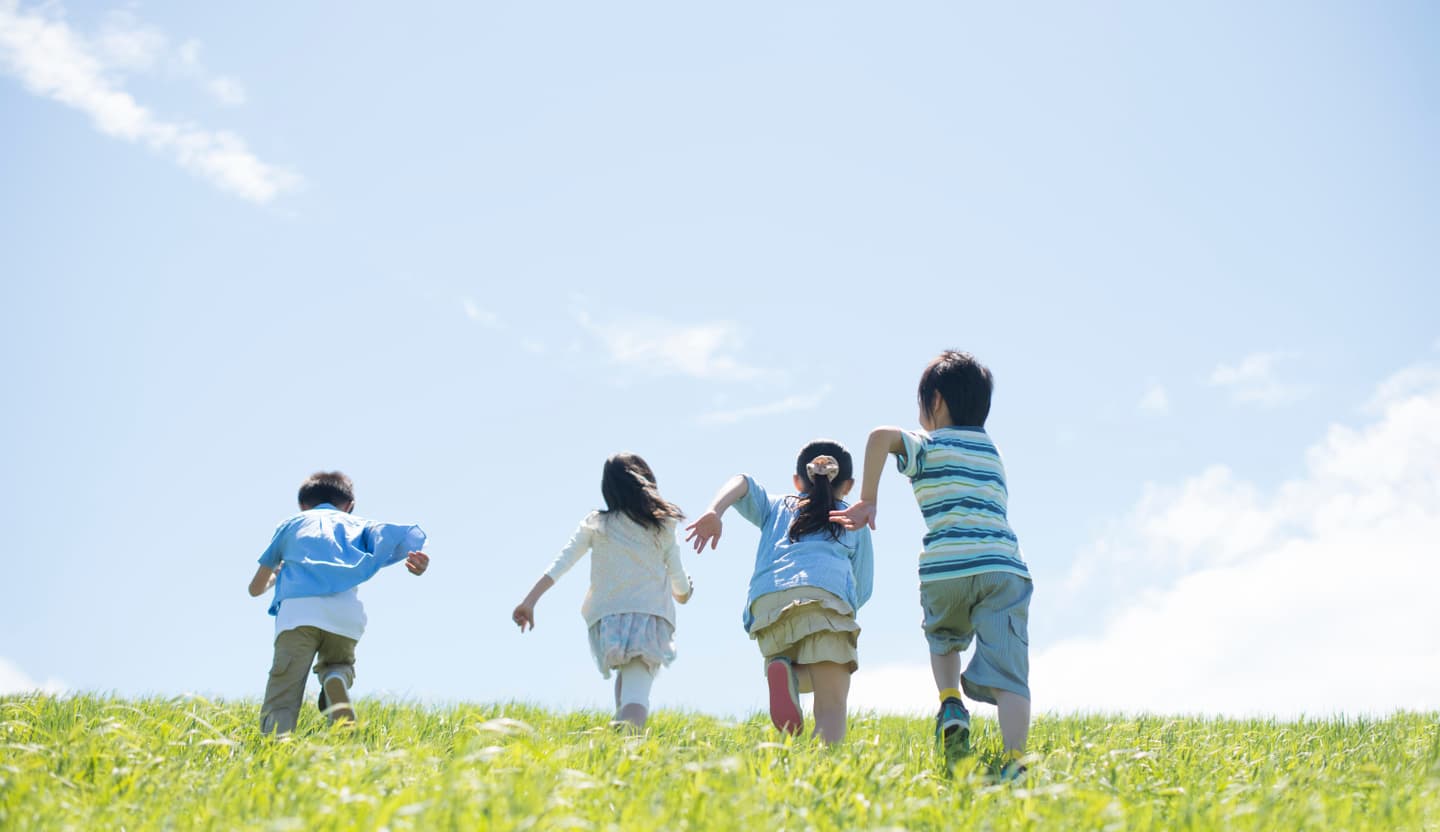 子供達が走る図